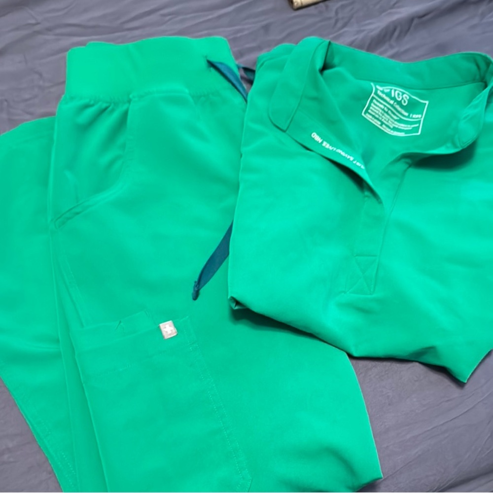 Figs Vibrant Green Scrub Ensemble